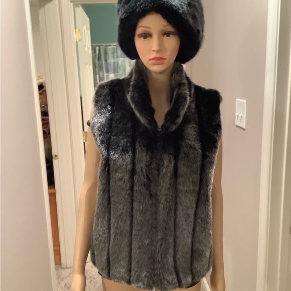 Elegant Black Faux Fur Vest Size Large - Picture 6 of 16